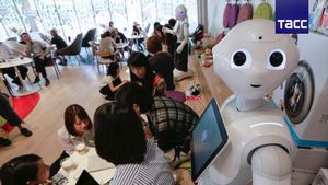 Как японский робот впервые в школу пошел