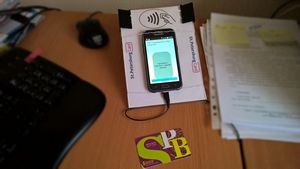 Подставка для смартфона для удобного считывания смарт-карт