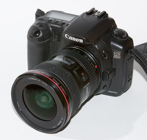 Ricoh представила цифровую фотокамеру с системой съемной оптики