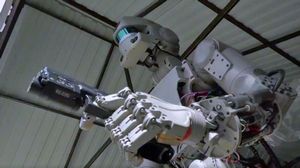 Западные сми испугались российского космического робота, похожего на терминатора. видео